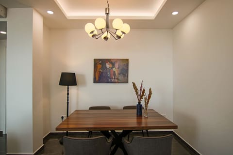 Deluxe Apartment | Dining room