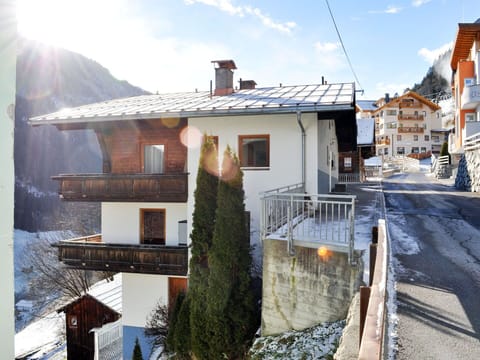 Sky, Cloud, Building, Window, Property, Slope, Wood, Snow, House, Plant