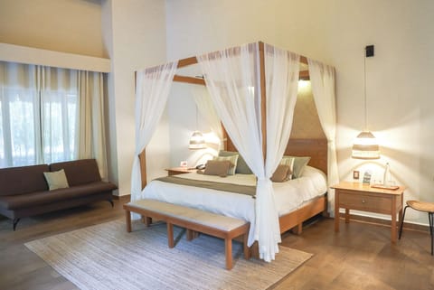 Premium Room, 1 King Bed | In-room safe, soundproofing, iron/ironing board, free WiFi