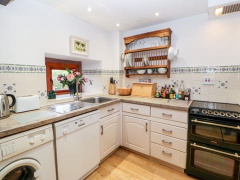 Cottage | Private kitchen | Fridge, dishwasher, electric kettle, toaster