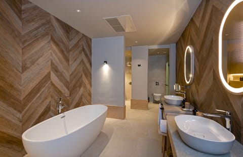 Deluxe Suite | Bathroom | Shower, rainfall showerhead, designer toiletries, hair dryer