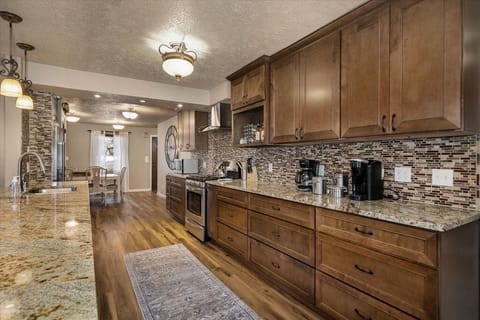 Amazing Granite Countertops In This Fully Stocked Kitchen