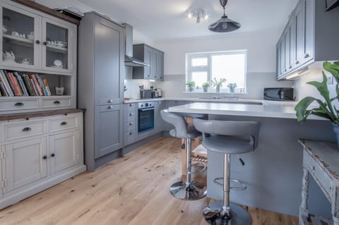 Town Heights - 3 Bedroom Holiday Home - Tenby (9179)