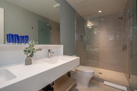 The Shoals Grand Suite | Bathroom | Shower, rainfall showerhead, hair dryer, bathrobes