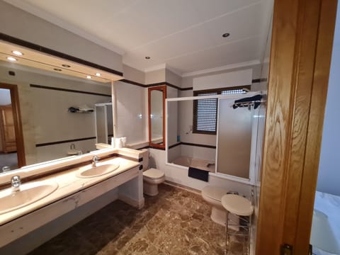 Grand Studio Suite | Bathroom | Towels