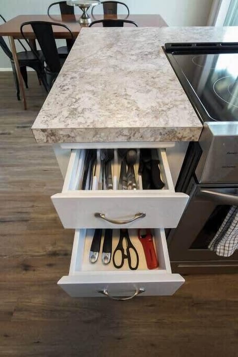 #StayinMyDistrict #bookdirect #StayInMyDistrictVancouver #StayInMyDisctricy Vancouver Near Shopping & Dining