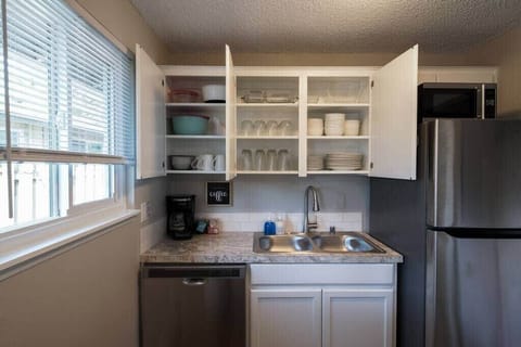 #StayinMyDistrict #bookdirect #StayInMyDistrictVancouver #StayInMyDisctricy Vancouver Near Shopping & Dining