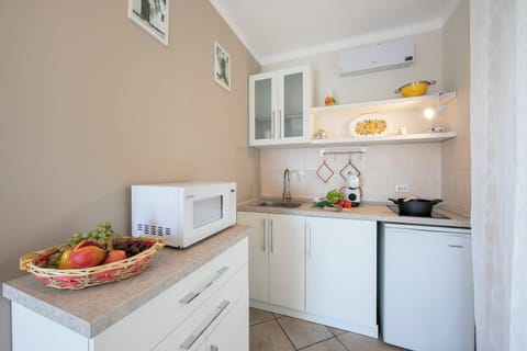 Standard Studio, Lake View (Nido Belvedere Lake View) | Private kitchen | Fridge, microwave, stovetop, coffee/tea maker