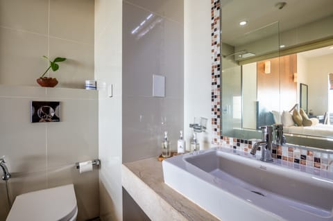 Double Room | Bathroom | Rainfall showerhead, free toiletries, hair dryer, bathrobes