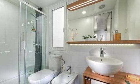 Luxury Mobile Home, 2 Bedrooms | Bathroom | Shower, towels