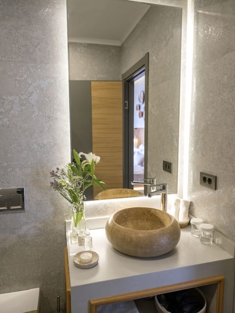 Corner Suite | Bathroom | Shower, hair dryer, bathrobes, slippers