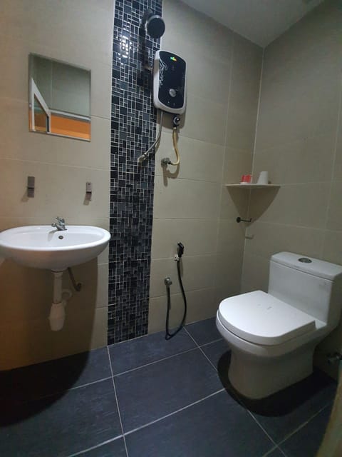 Single Room | Bathroom | Shower, free toiletries, towels