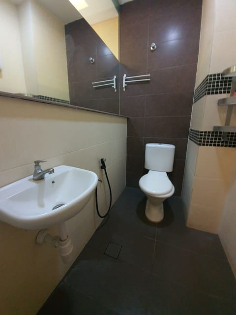 Double Room | Bathroom | Shower, free toiletries, towels