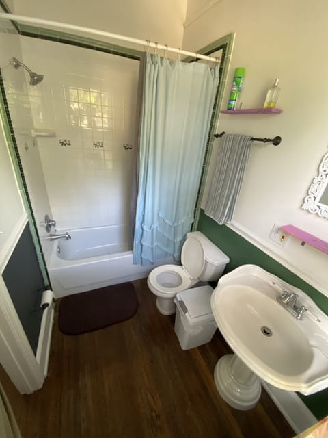 Signature Room | Bathroom | Free toiletries, hair dryer, bathrobes, towels