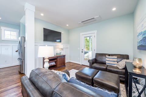 Smart TV. Internet. Back porch off this room.