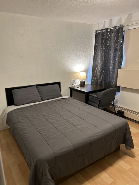 Comfort Single Room, 1 Queen Bed | Desk, laptop workspace, free WiFi, bed sheets