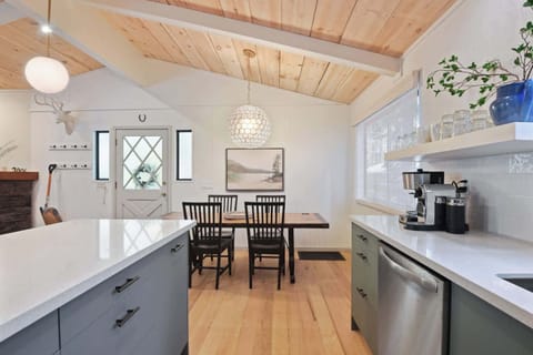 House, Multiple Beds, Balcony, Mountain View (Pino Point) | Private kitchen | Fridge, microwave, oven, stovetop