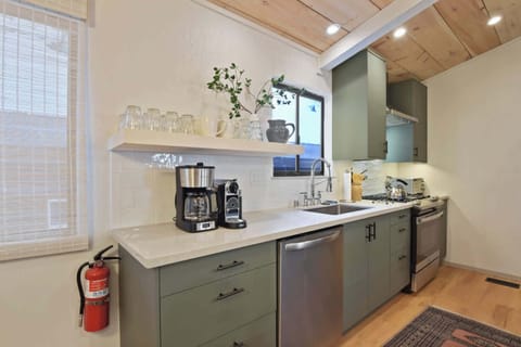 House, Multiple Beds, Balcony, Mountain View (Pino Point) | Private kitchen | Fridge, microwave, oven, stovetop