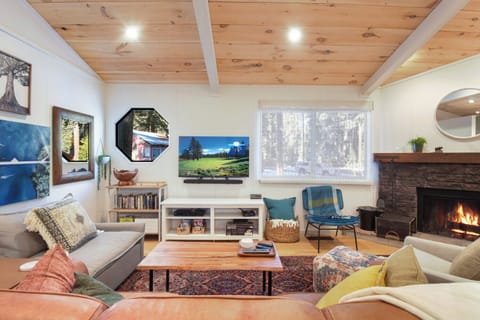 House, Multiple Beds, Balcony, Mountain View (Pino Point) | Living area | 50-inch flat-screen TV with digital channels, fireplace