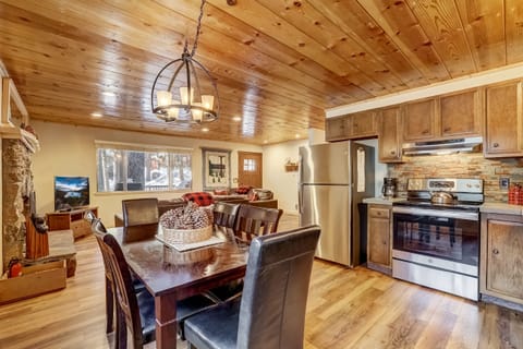 Cabin, Multiple Beds, Fireplace, Mountain View (Cozy Bear Cabin) | Private kitchen | Fridge, microwave, oven, stovetop