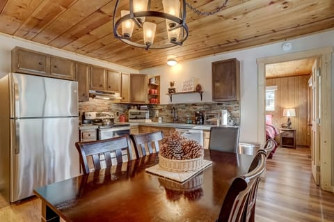 Cabin, Multiple Beds, Fireplace, Mountain View (Cozy Bear Cabin) | Private kitchen | Fridge, microwave, oven, stovetop