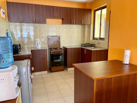 Business Apartment | Private kitchen | Fridge, microwave, cookware/dishes/utensils, dining tables