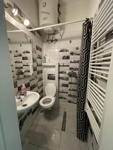 Superior Studio | Bathroom | Shower, towels