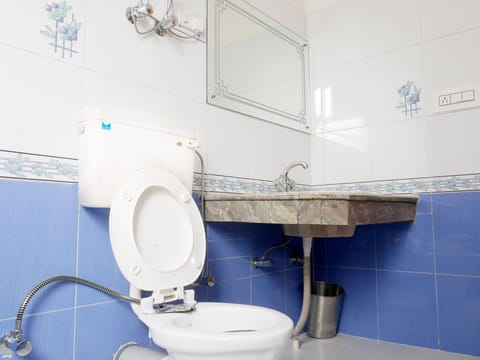 Classic Double Room | Bathroom | Shower, rainfall showerhead, free toiletries, towels