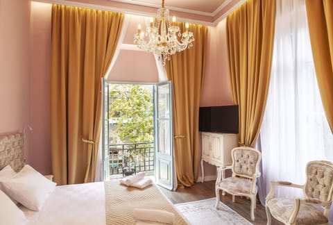 Executive Suite, Balcony | Frette Italian sheets, premium bedding, free minibar, in-room safe
