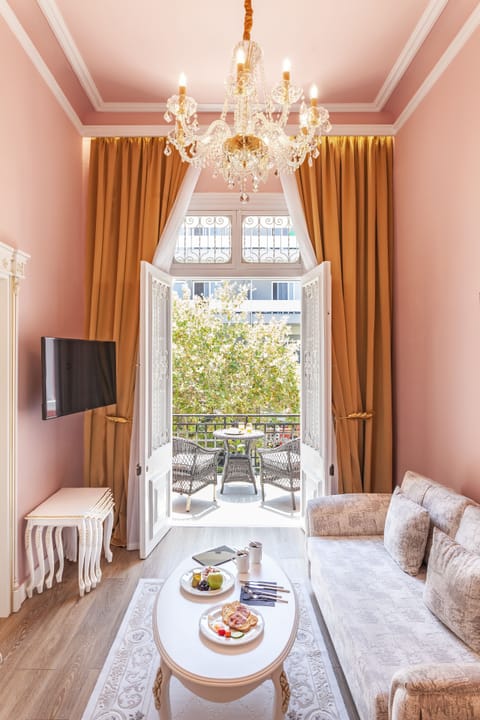 Executive Suite, Balcony | Frette Italian sheets, premium bedding, free minibar, in-room safe