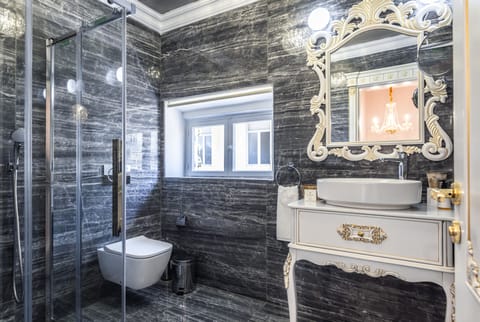 Executive Suite, Balcony | Bathroom | Shower, rainfall showerhead, eco-friendly toiletries, hair dryer