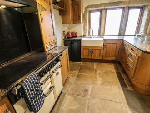 Cottage | Private kitchen | Fridge, dishwasher, electric kettle, toaster