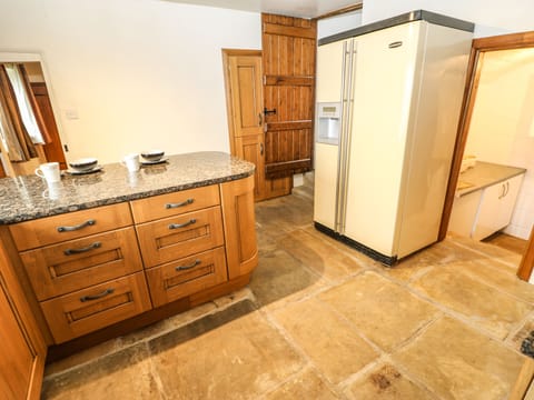 Cottage | Private kitchen | Fridge, dishwasher, electric kettle, toaster