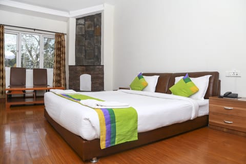 Deluxe Room | Premium bedding, in-room safe, iron/ironing board, bed sheets