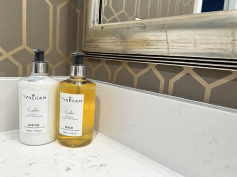 Combined shower/tub, designer toiletries, hair dryer, towels