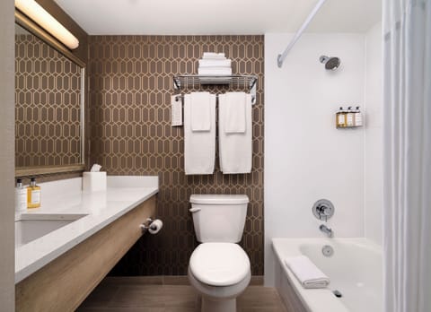 Traditional Room | Bathroom | Combined shower/tub, designer toiletries, hair dryer, towels