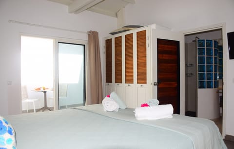 Romantic Double Room, Garden View | Minibar, soundproofing, free WiFi, bed sheets