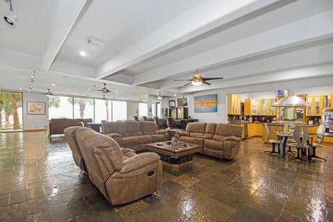 Living area (view 3).