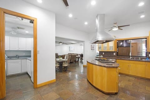 Private kitchen (view 1).