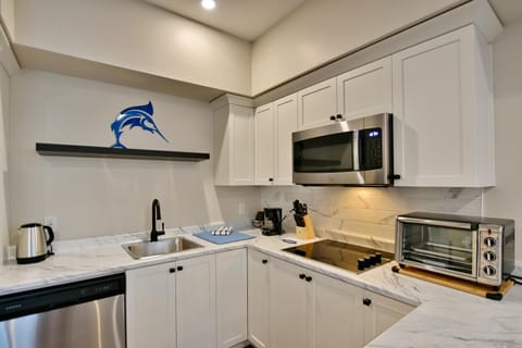 Studio Suite | Private kitchen | Full-size fridge, microwave, dishwasher, coffee/tea maker