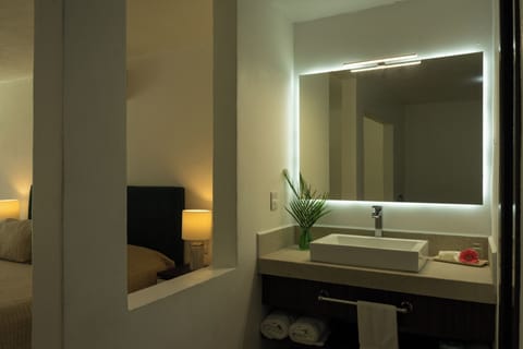 Deluxe Room | Bathroom | Shower, rainfall showerhead, towels