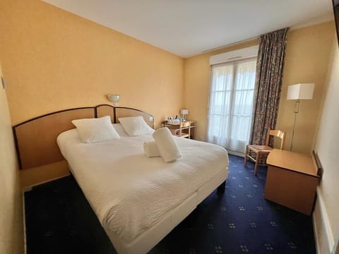 Deluxe Room | Premium bedding, desk, laptop workspace, blackout drapes
