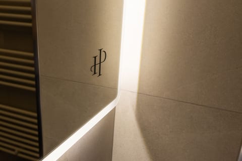 Shower, rainfall showerhead, free toiletries, hair dryer