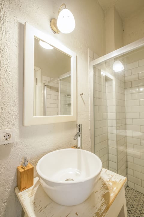 Standard Room | Bathroom | Shower, free toiletries, hair dryer, towels