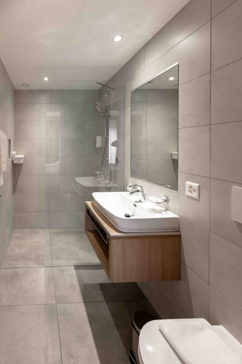 Superior Room, 1 Queen Bed, Kitchen | Bathroom | Shower, free toiletries, hair dryer, towels