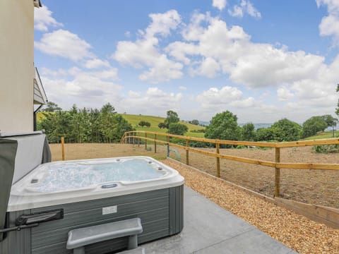 Hot tub | Upper Bryn Y Groes, Meifod