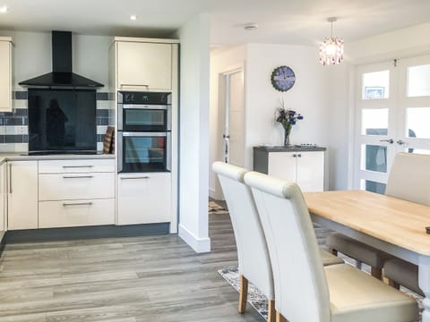 Kitchen/diner | Ballygroggan Bungalow - Ballygroggan Farm, Machrihanish, near Campbeltown