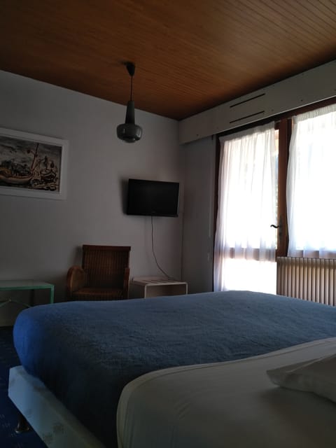 Classic Double Room | Desk, free WiFi, bed sheets