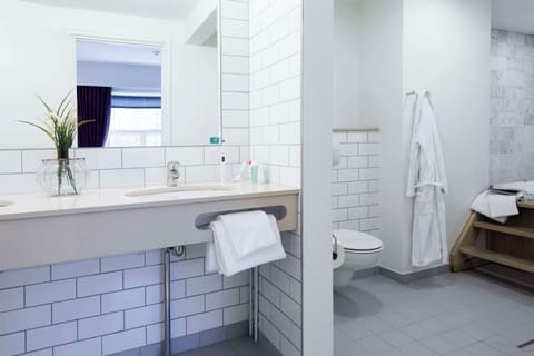 Junior Suite | Bathroom | Shower, free toiletries, hair dryer, towels