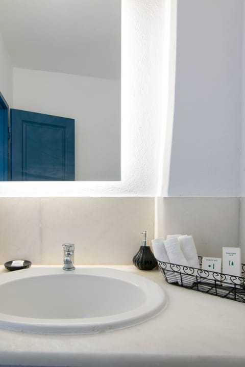 Junior Suite, Terrace, Sea View | Bathroom | Shower, eco-friendly toiletries, hair dryer, bathrobes